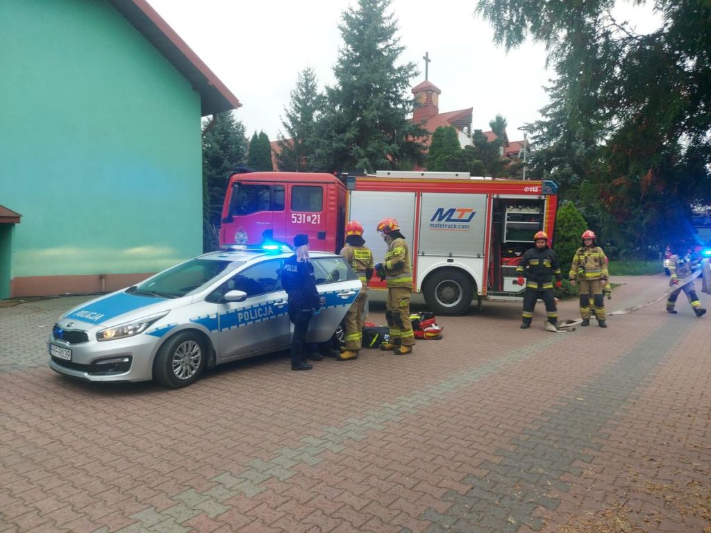Sieradz. Atak nożownika w sieradzkiej szkole, ranny jeden z pracowników - ćwiczenia "Napastnik-24"