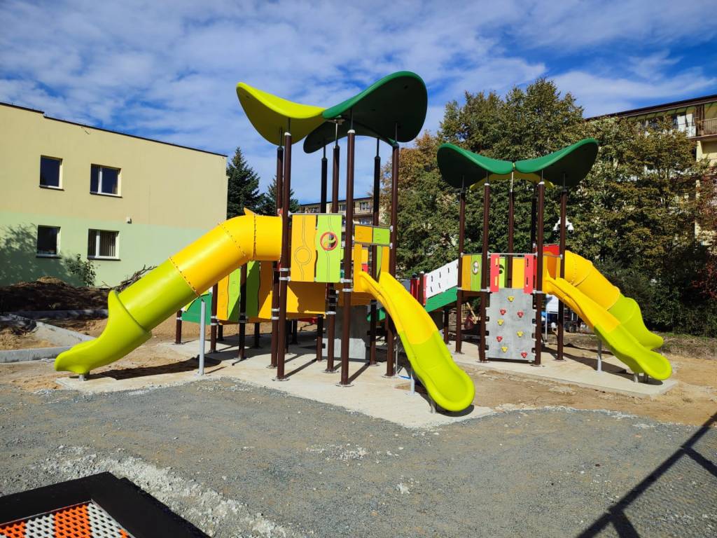 Wieluń. Trwa budowa placu zabaw