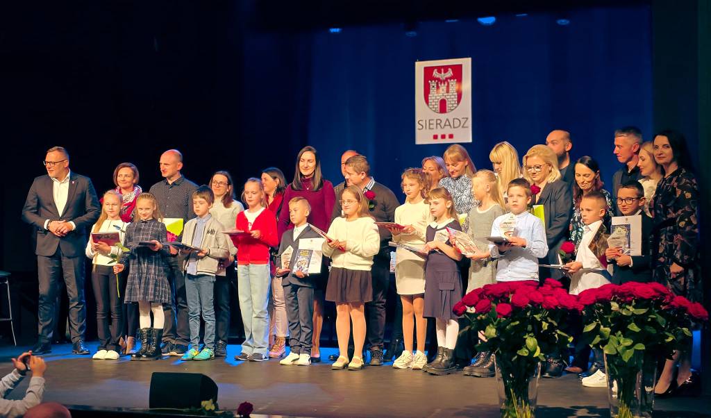 Sieradz. Wręczenie stypendiów i nagród uczniom