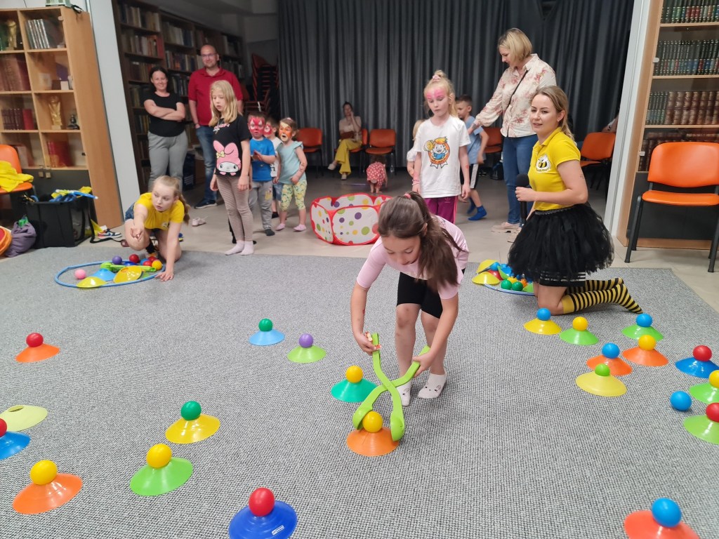 Sieradz. Dzień Dziecka w bibliotece pełen miodu, literatury i dziecięcej radości