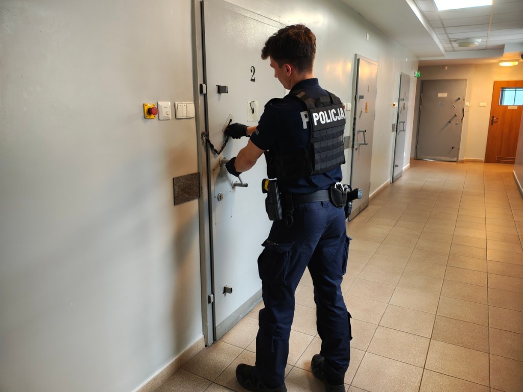 Sieradz. Uderzył oplem w ogrodzenie i uciekł, szybko zatrzymali go policjanci