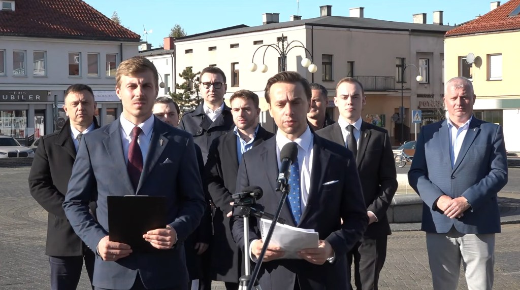 Krzysztof Bosak odwiedził Wieluń i Sieradz. Konfederacja krytykuje projekt ustawy